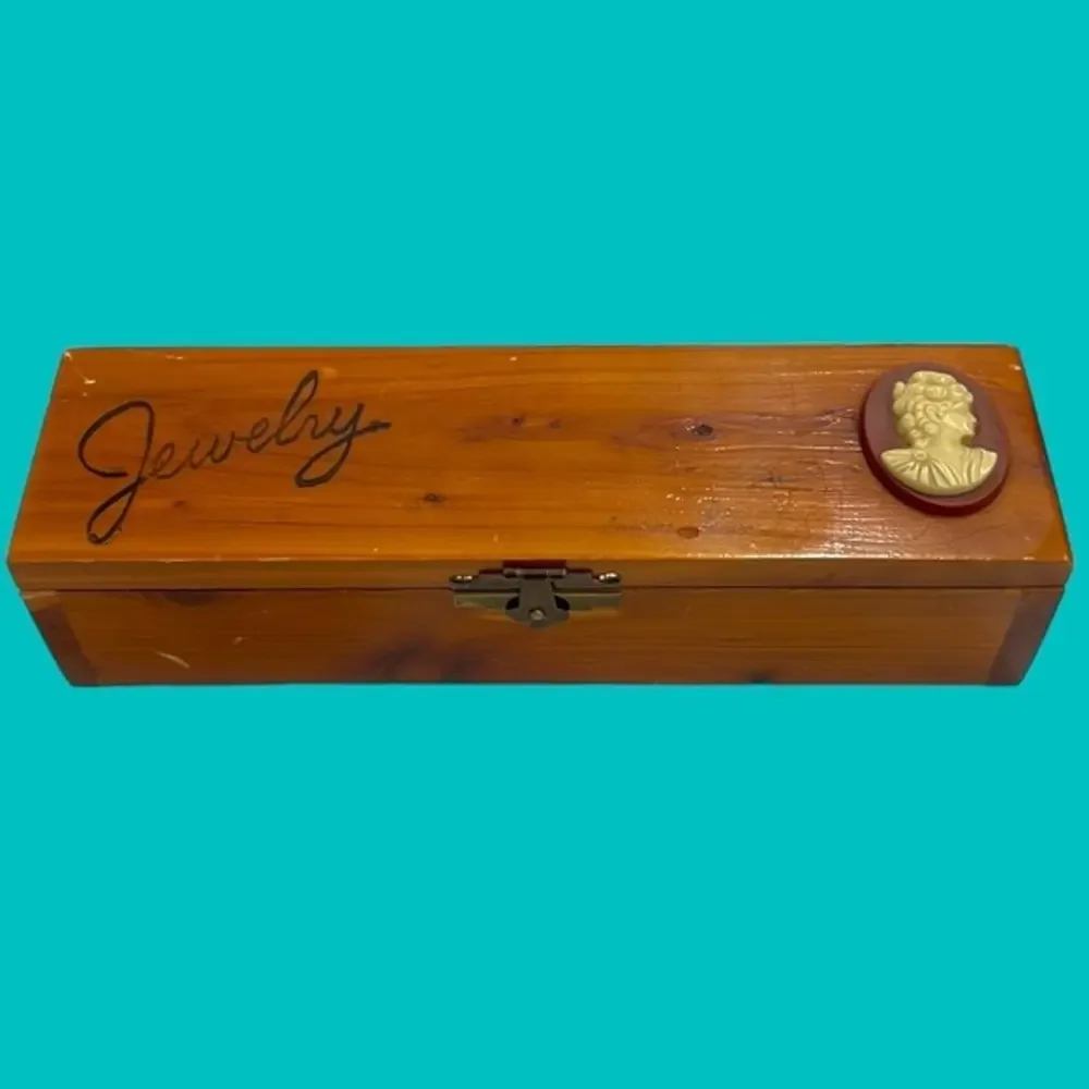 💜VINTAGE CAMEO  Wooden‎ Jewelry Box
